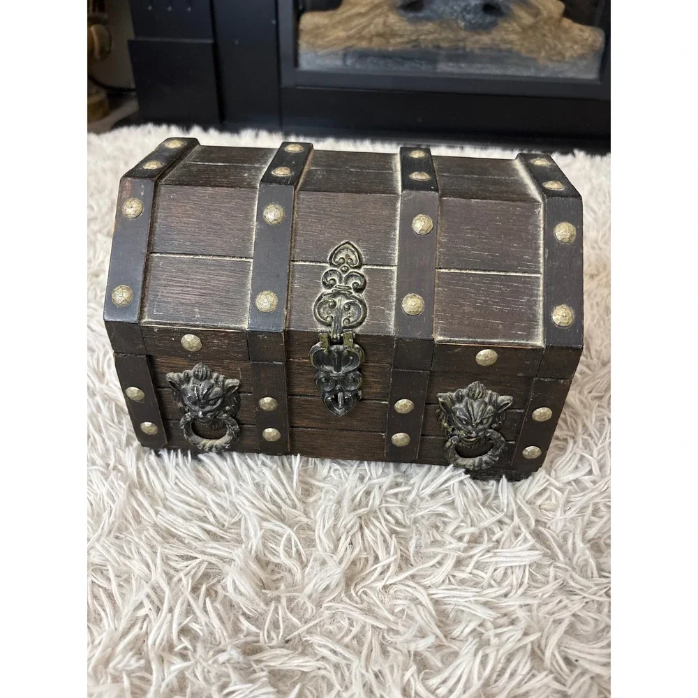 Vintage‎ Wooden Treasure Chest Jewelry Box Lion Head Hardware Red Velvet Lining